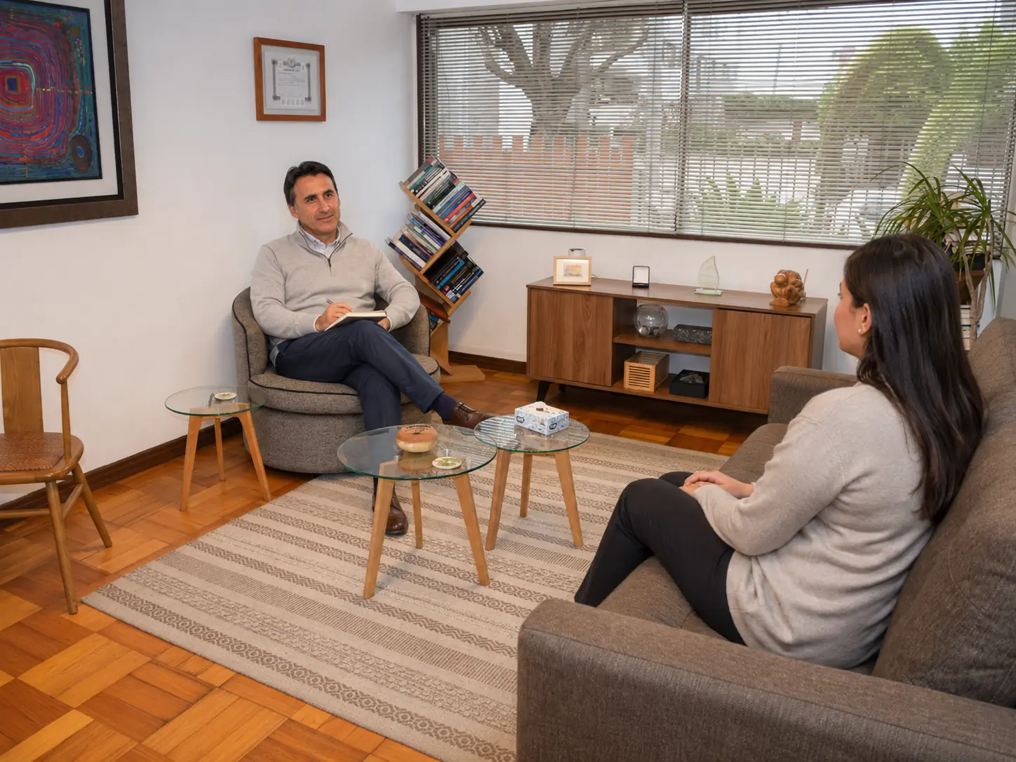 Consulta psiquiátrica entre profesional y paciente en Psiquemédica