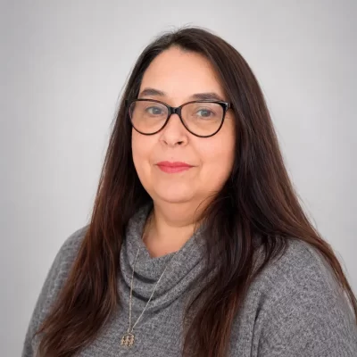 María Victoria, asistente de atención